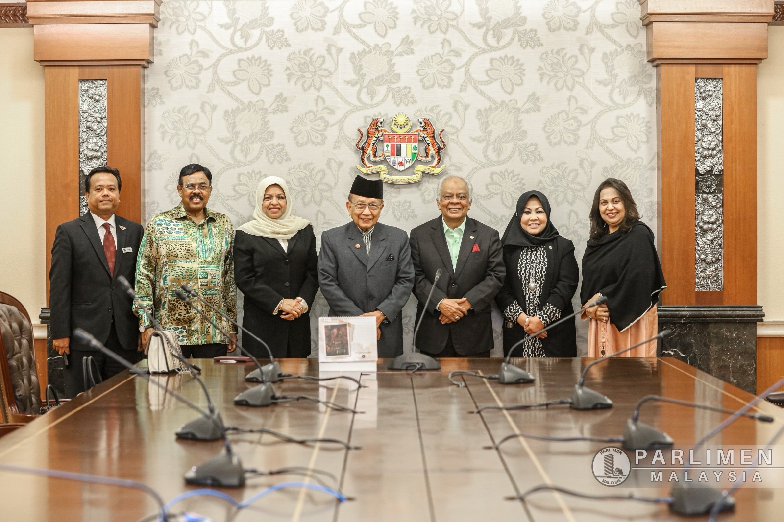 Photo album cover for Pertemuan bersama YB Sen Tan Sri Rais Yatim bersama AME MSM